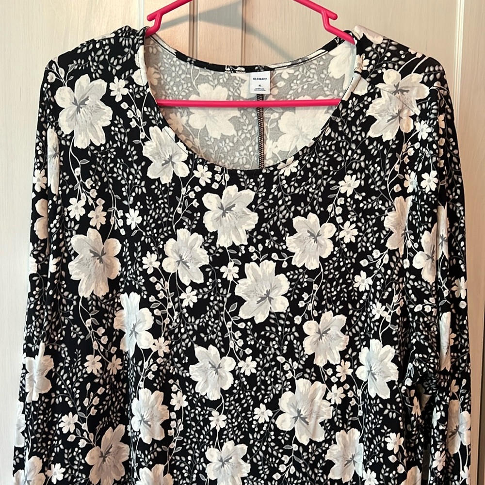 Black and white stretchy long sleeve knee length